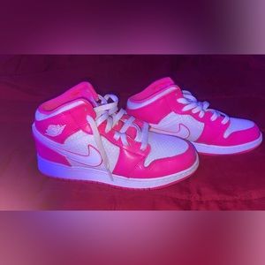 I’m selling Nike Jordan 1.  They been used a few times. In great condition